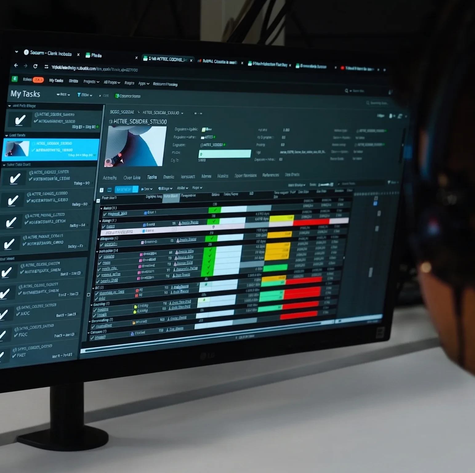 ista sobre el hombro de un usuario revisando una herramienta de gestión de pipeline y tareas de animación en un monitor.